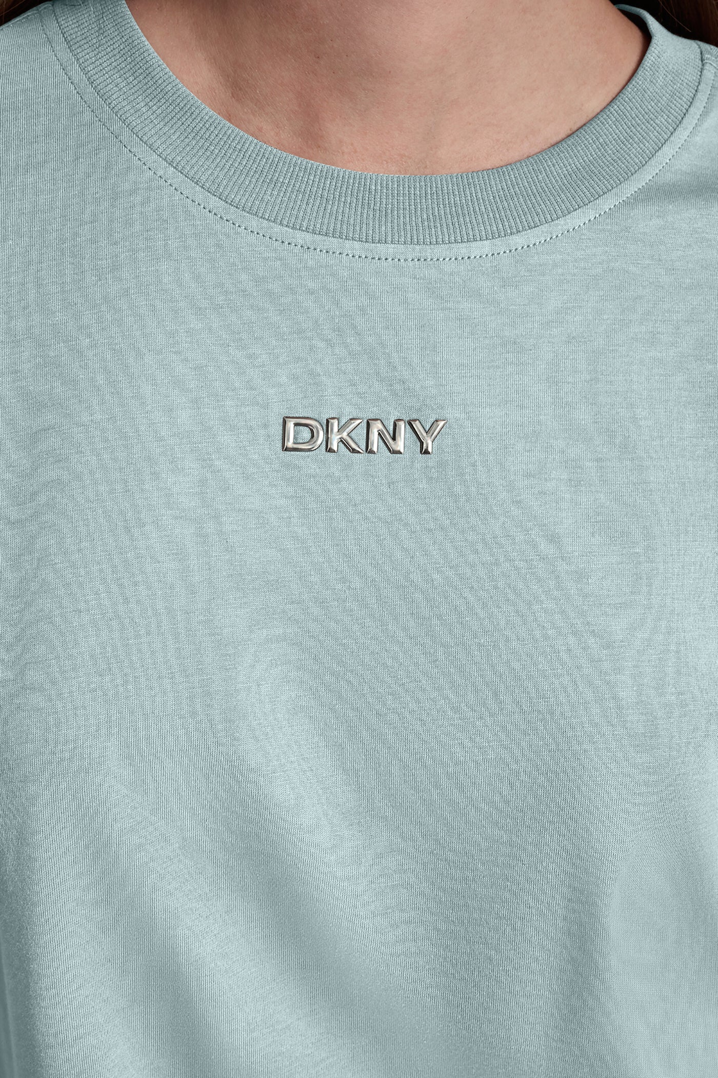 بلوزة بشعار بارز بلمسة معدنية