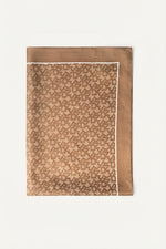 وشاح مربع بشعار عريض واضح