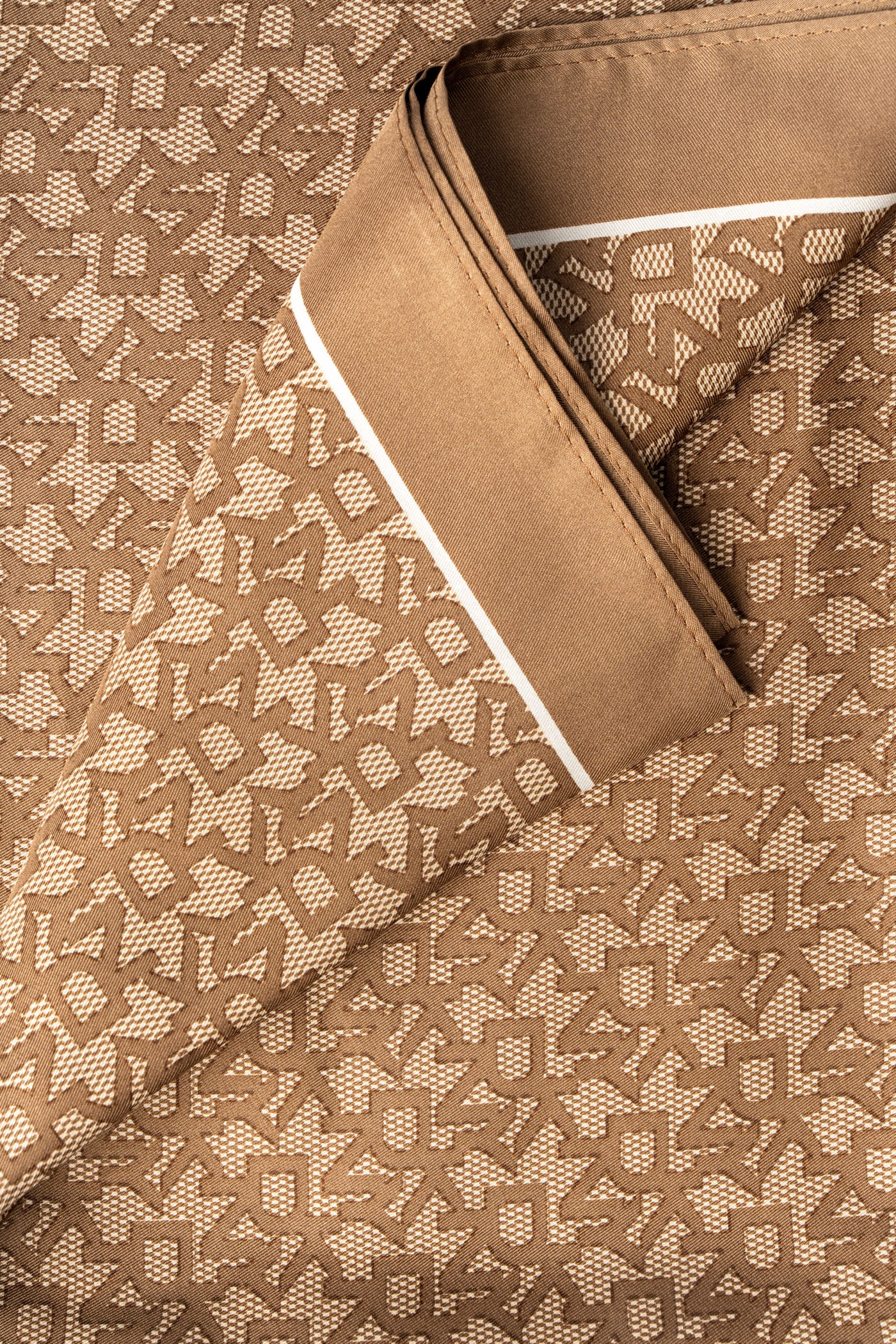 وشاح مربع بشعار عريض واضح