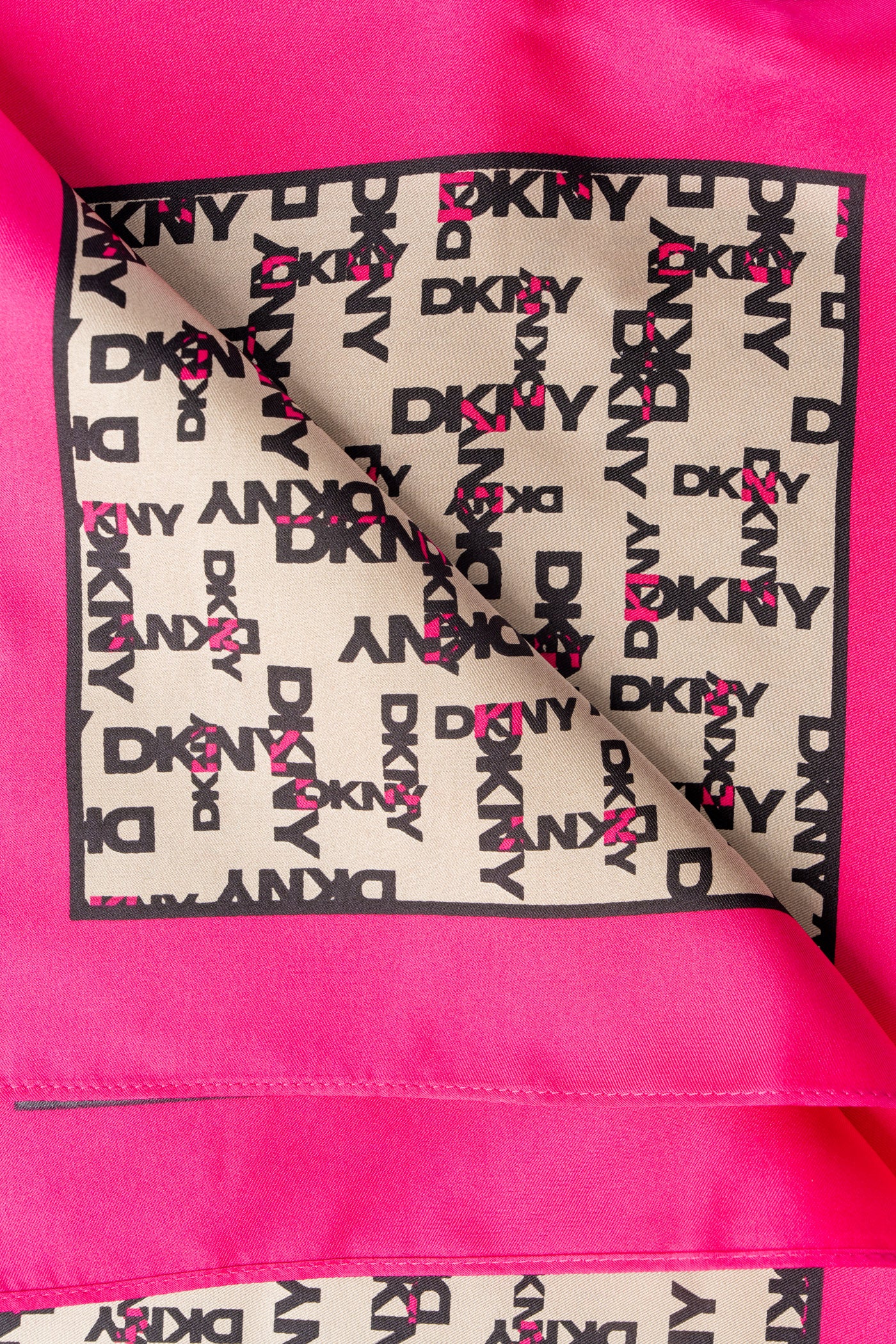 وشاح مربع بشعار