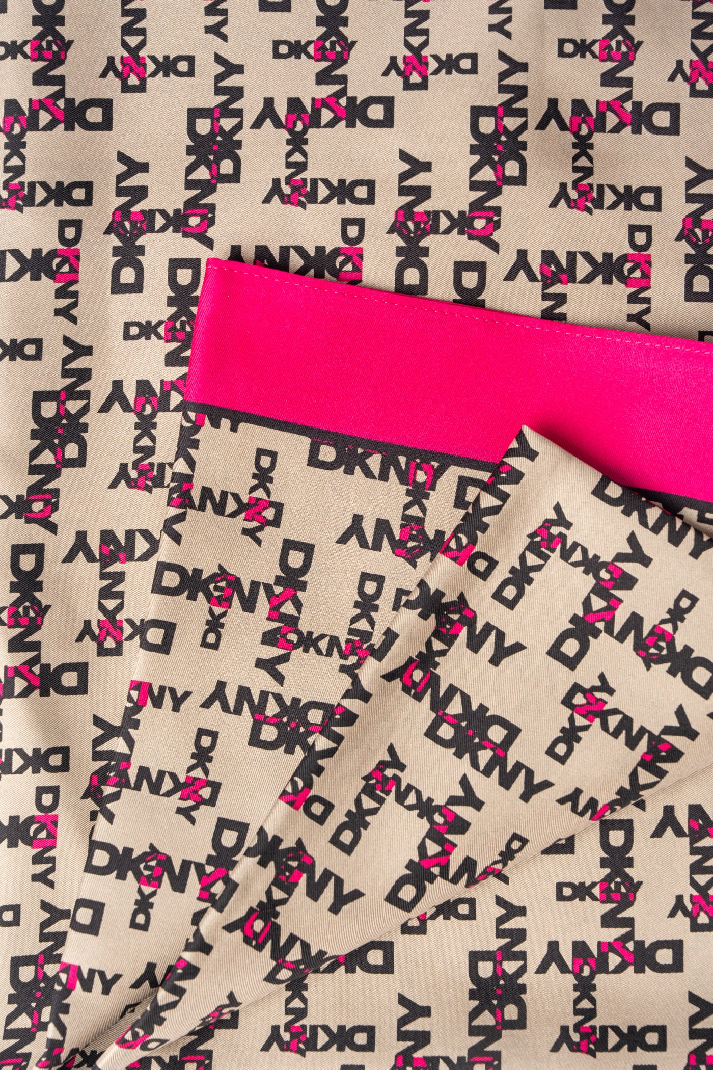 وشاح مربع بشعار