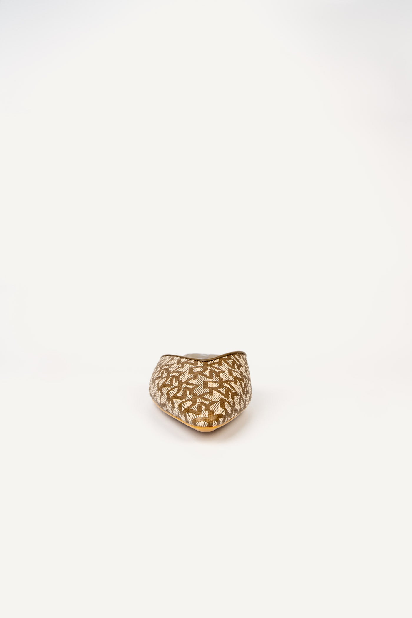 حذاء سيانكا مسطح مفتوح من الخلف بقصة عريضة