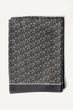 وشاح مربع بشعار عريض واضح