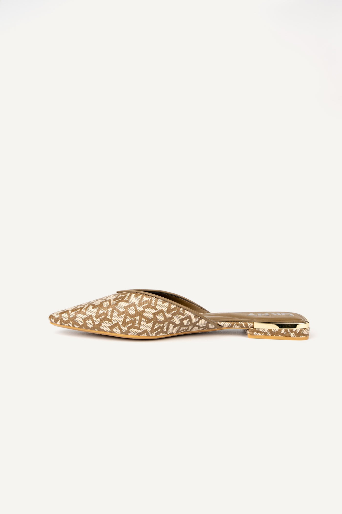 حذاء سيانكا مسطح مفتوح من الخلف بقصة عريضة