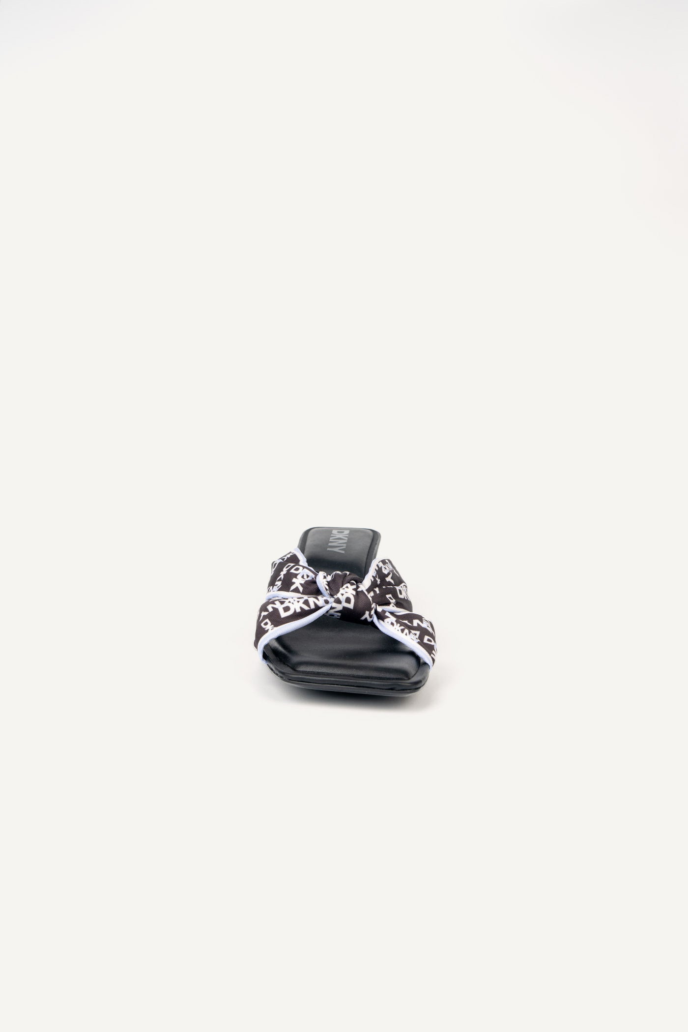 حذاء جولين بقصة عريضة وعقدة