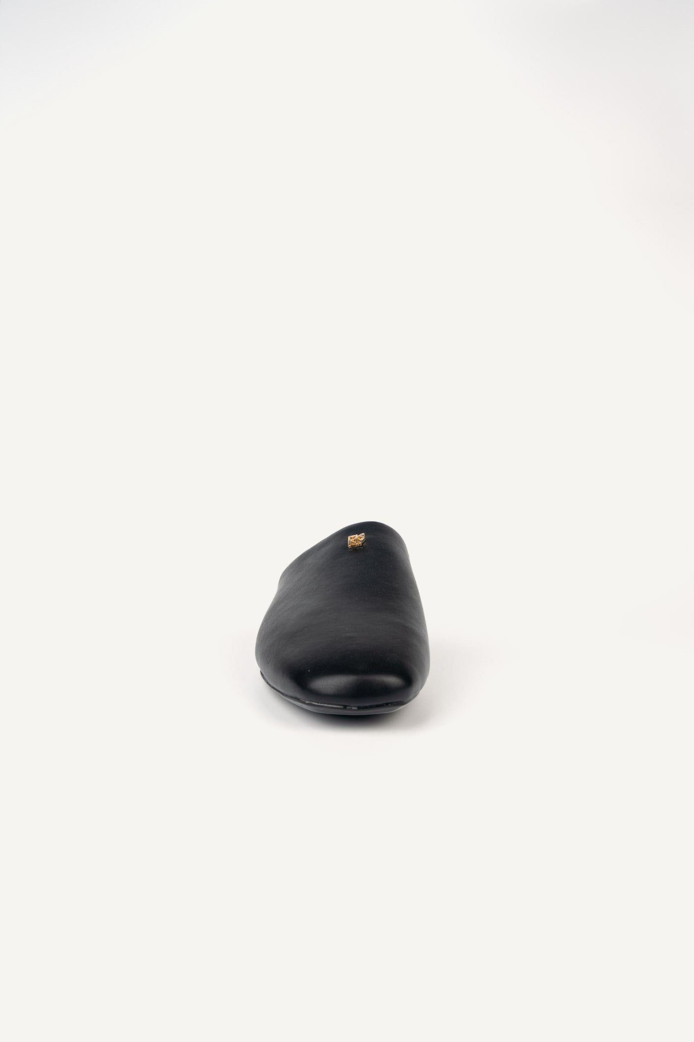 حذاء دلمار مسطح مفتوح من الخلف بقصة عريضة