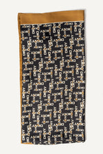 وشاح مربع بشعار