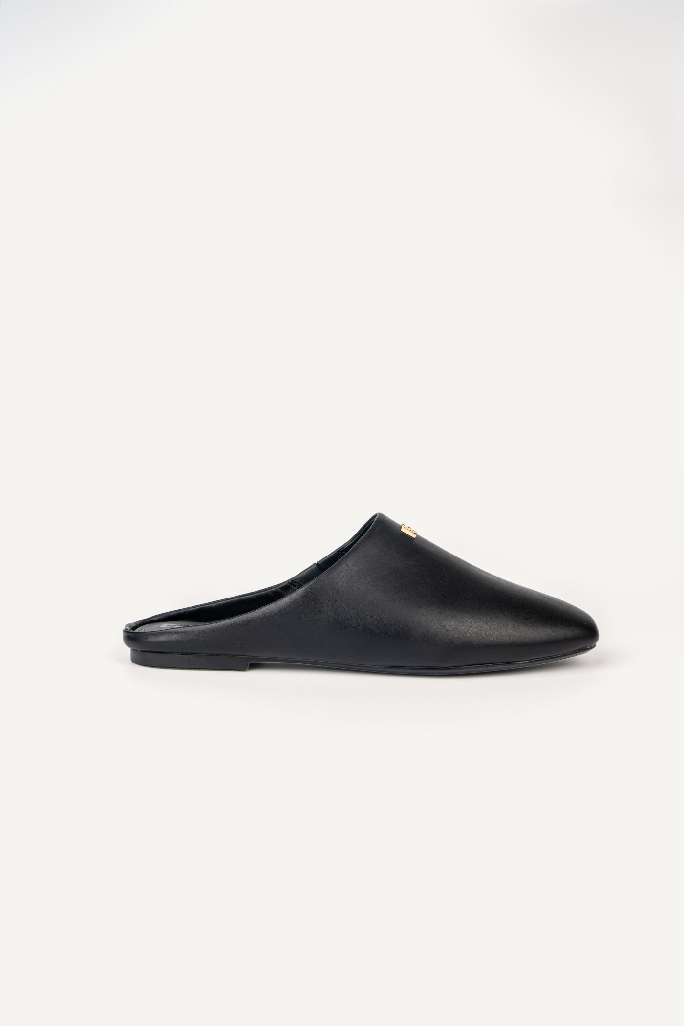 حذاء دلمار مسطح مفتوح من الخلف بقصة عريضة