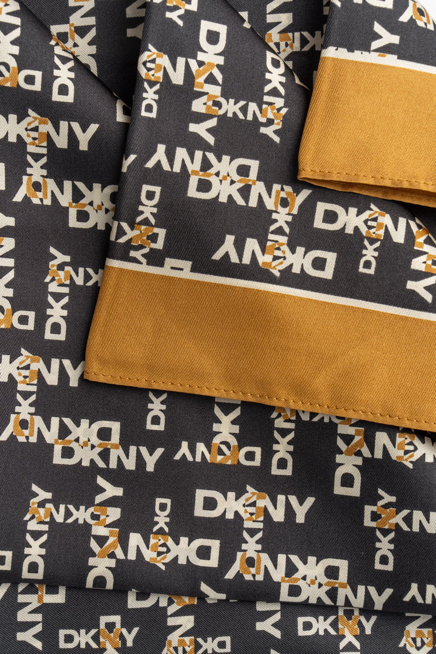 وشاح مربع بشعار