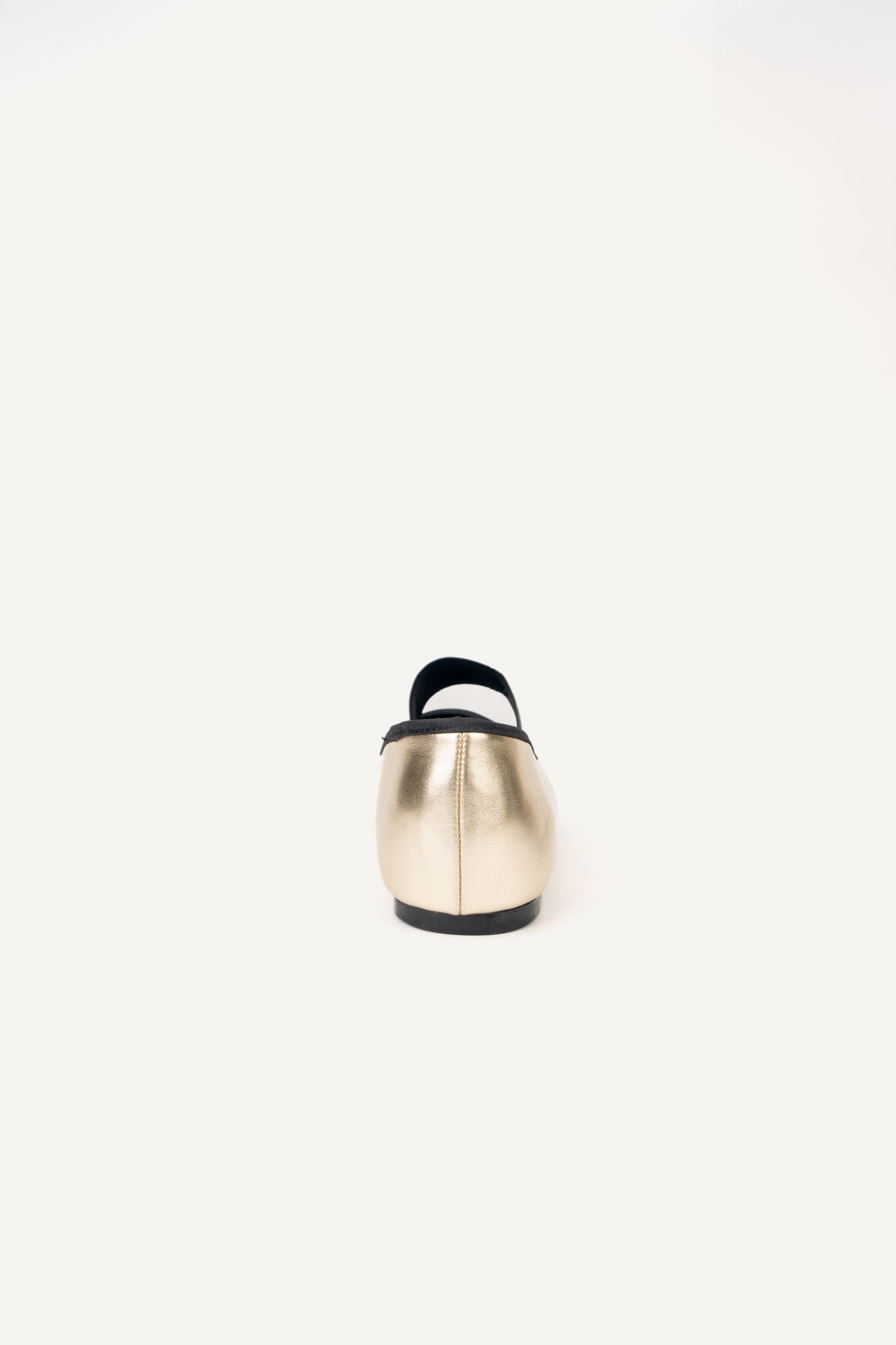 حذاء ديس باليرينا مسطح بقصة عريضة