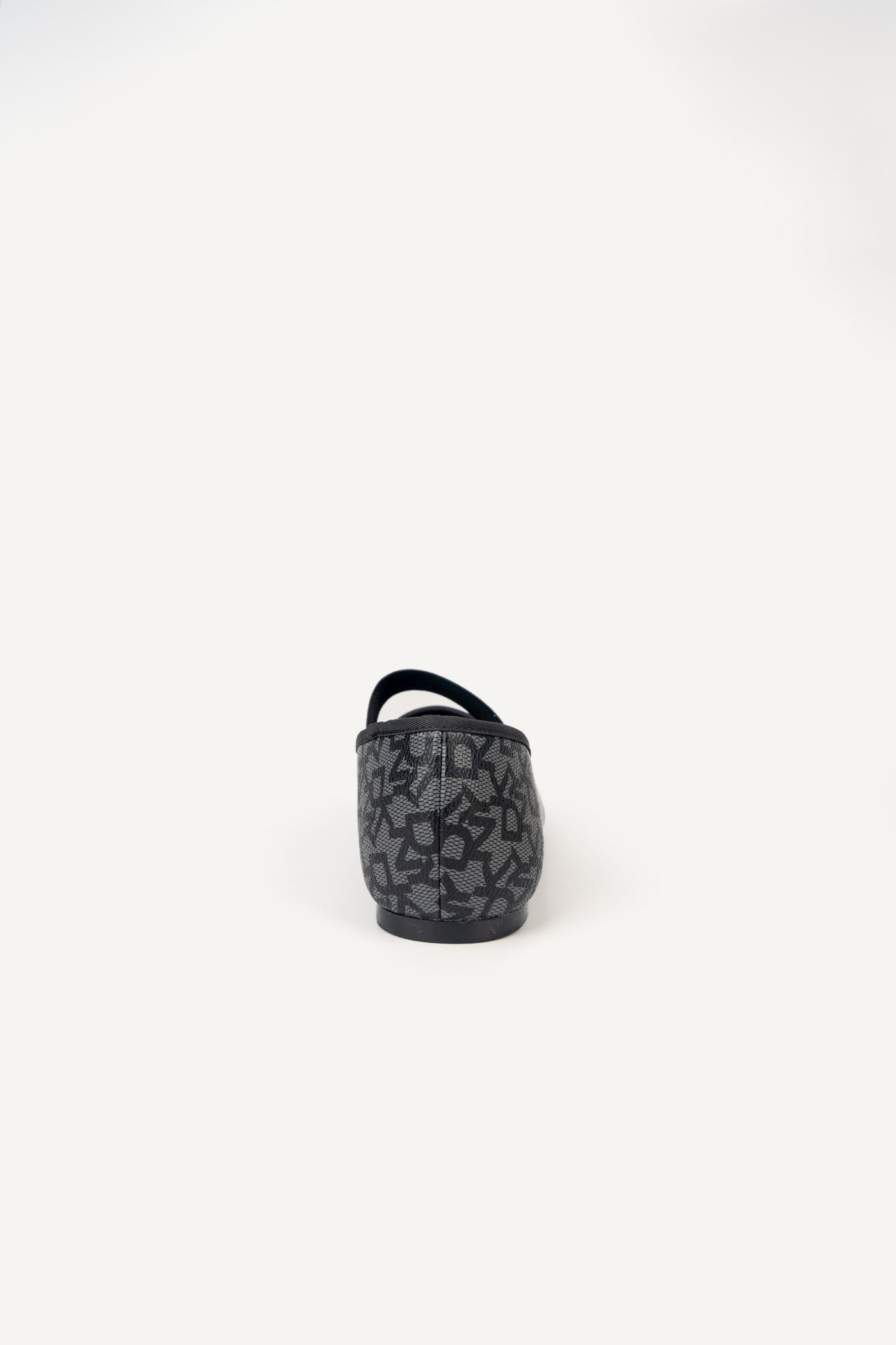 حذاء ديس باليرينا مسطح بقصة عريضة