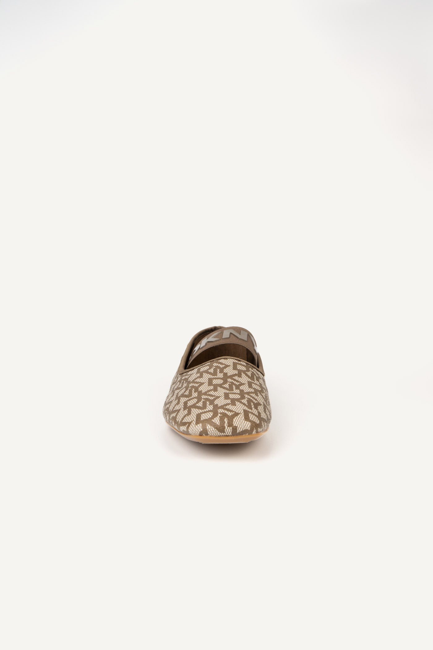 حذاء ديس باليرينا مسطح بقصة عريضة