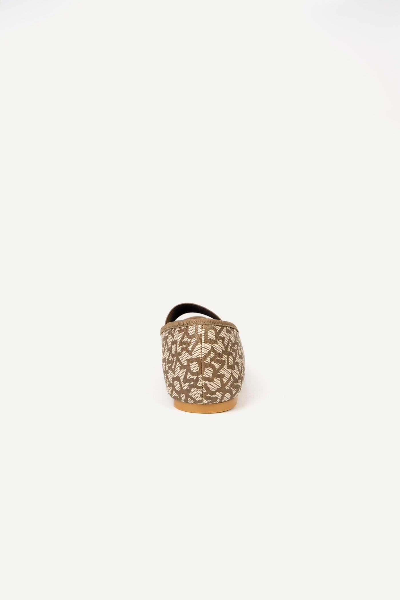 حذاء ديس باليرينا مسطح بقصة عريضة