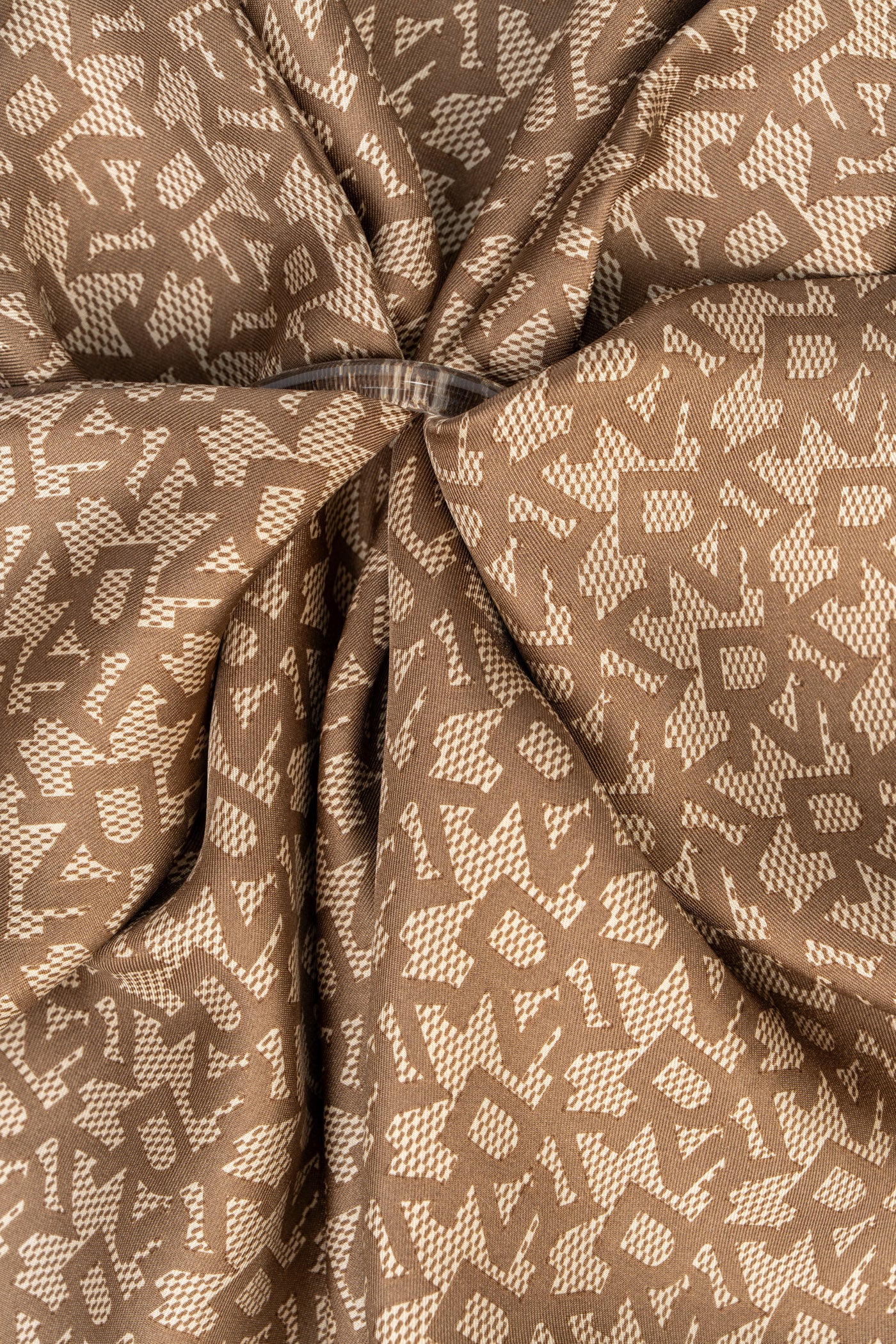 وشاح مستطيل بشعار عريض واضح