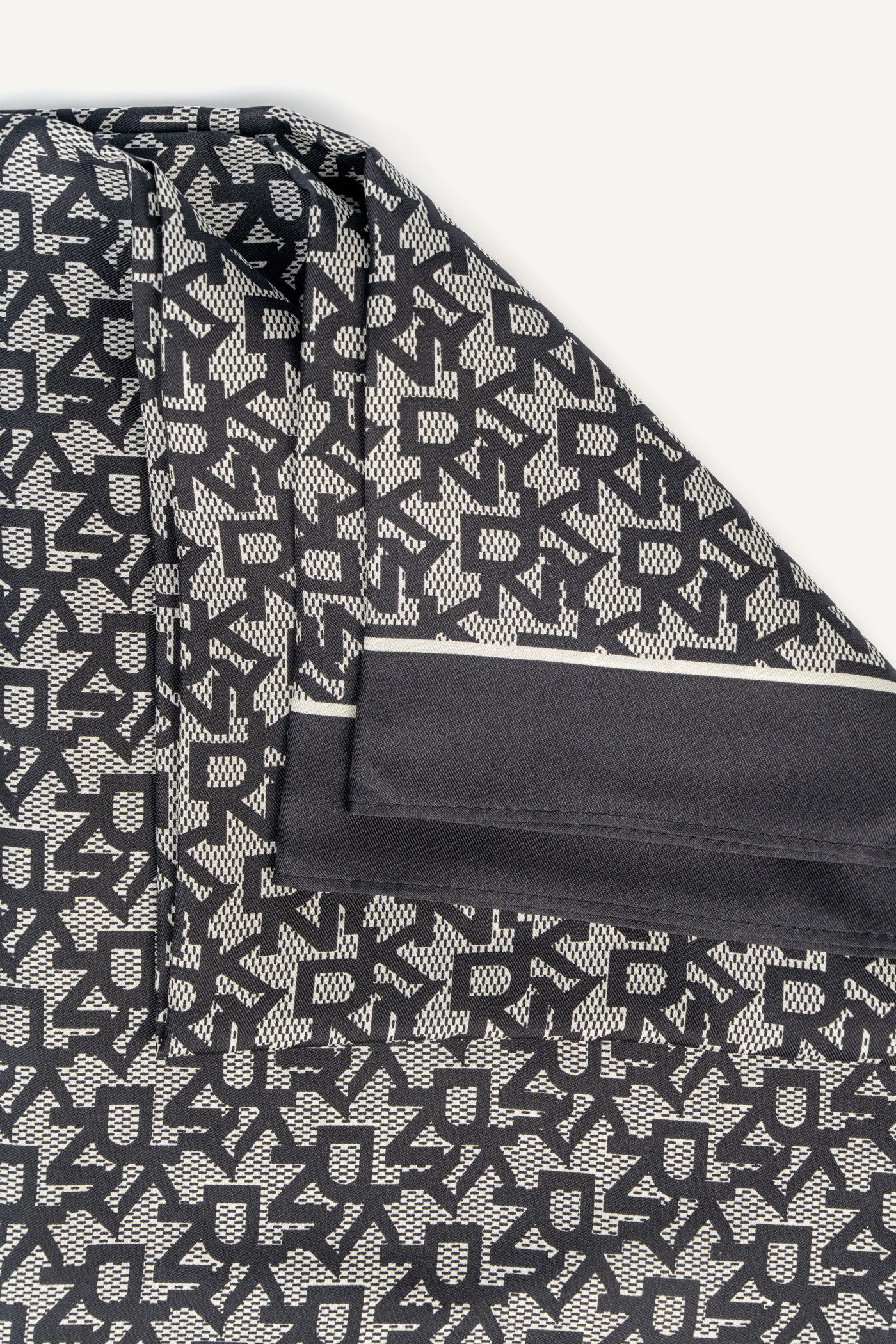 وشاح مستطيل بشعار عريض واضح