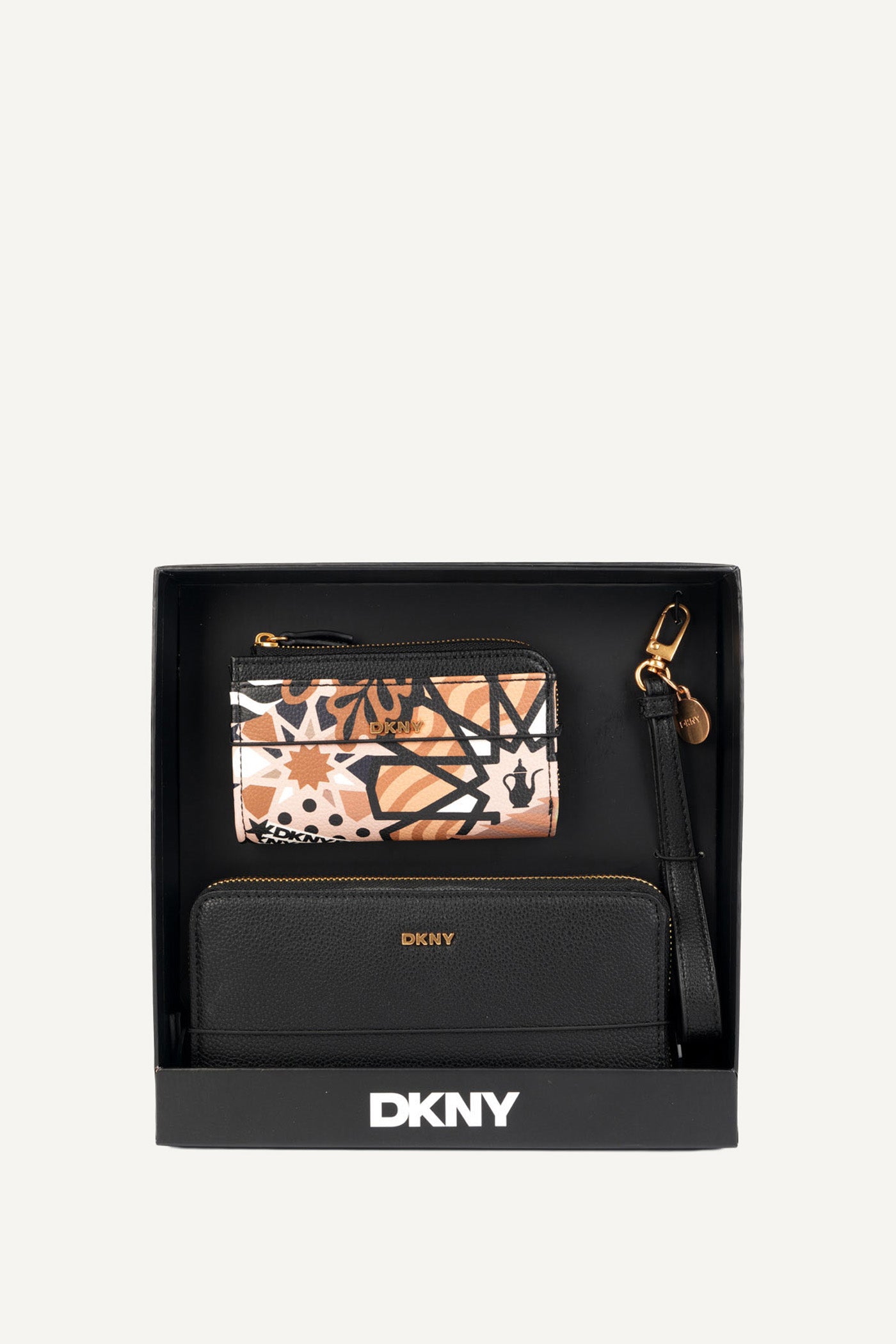 محفظة بحزام معصم أبيل DKNY ×دينا سعدي مغلفة في علبة