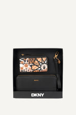 محفظة بحزام معصم أبيل DKNY ×دينا سعدي مغلفة في علبة