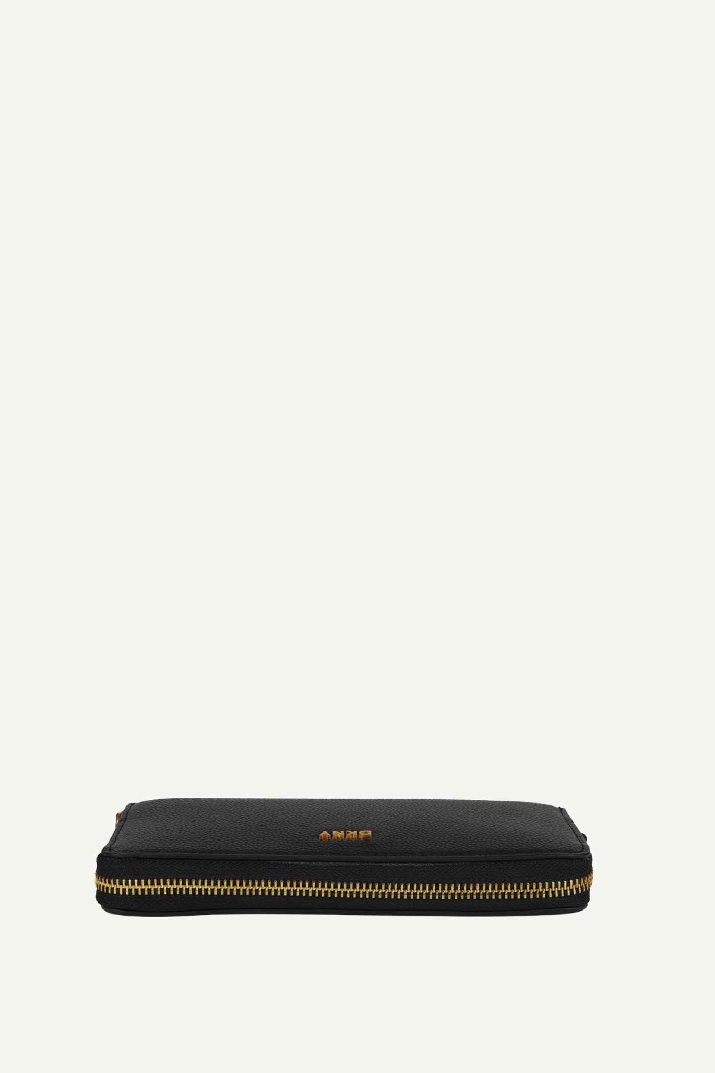 محفظة بحزام معصم أبيل DKNY ×دينا سعدي مغلفة في علبة