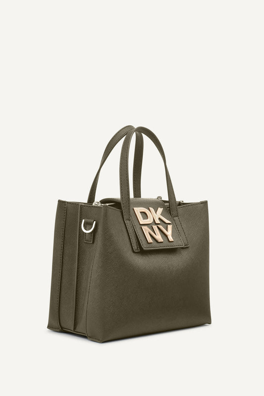 حزام مزين بشعار كبير الحجم